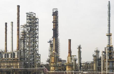 石油和天然气的炼油厂的安装照片